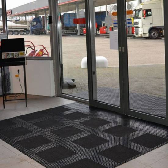 Ugradni gumeno tekstilni otirac Master Flex 12mm u frekventnom ulaznom hodniku