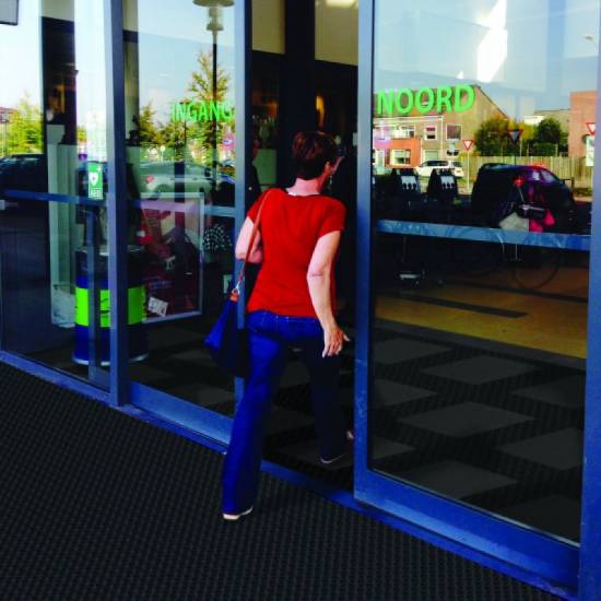Primena industrijskog mrežastog otirača Master Flex 23mm ispred ulaza ekstremne prohodnosti