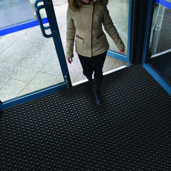 Situacioni prikaz ugradnje robusnog gumenog otiraca Oct-O-Mat debljine 23mm na ulazu u zgradu