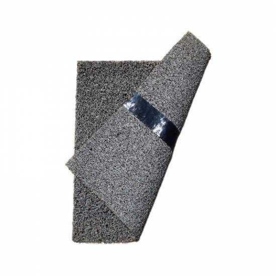 Prikaz industrijske trake za spajanje restlova kroz otvorenu sivu strukturu Citi 14mm otiraca 50x50 cm