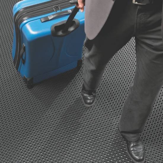 Situacioni prikaz spoljasnjeg modularnog gumenog otiraca Oct-O-Flex bez oivicenja na ulazu