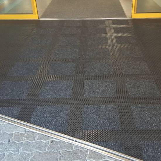 Profesionalni kombinovani otirac Master Flex 12mm postavljen od zida do zida ispred lokala