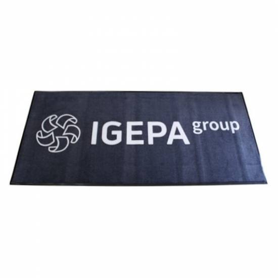 Zavrsen brendirani otirac sa natpisom i logotipom kompanije Igepa Group