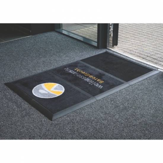 Realna primena trokomponentne dezobarijere sa logom unutar poslovnog objekta