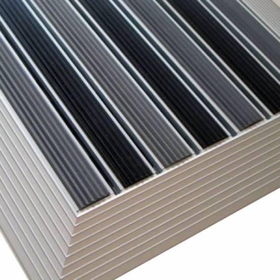 Nadgradni aluminijumski otirač 22mm sa antikliznom gumenom ispunom i kosim ramom