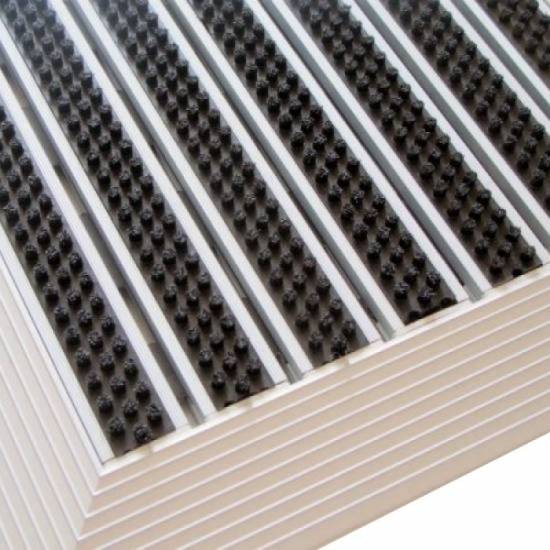 Nadgradni aluminijumski otirač sa najlonskim četkicama ukupne visine 24mm sa kosim ramom