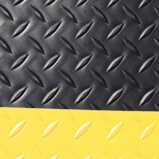 Detaljan zoom i krupan plan gornjeg reljefa celicnog gazišta na podlozi od 12mm