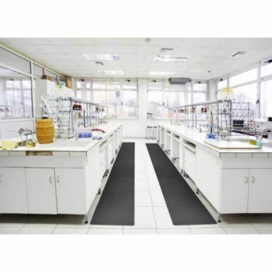Realna primena crne premium ergonomske prostirke debljine 19mm u čistoj i sterilnoj laboratoriji
