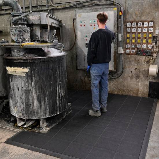 Profesionalni nitrilni gumeni puzzle pod otporan na industrijska ulja u zahtevnom pogonu