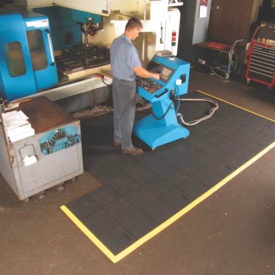 Profesionalni ergonomski puzzle pod u suvom industrijskom pogonu fabrike ispred masine