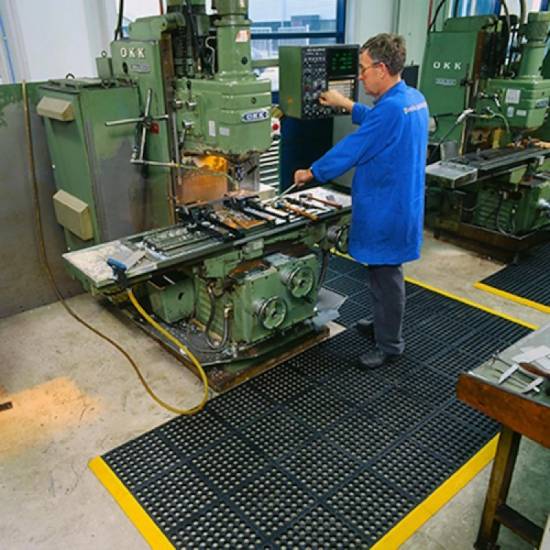 Realna primena teske drenazne gume ispred masinske linije u vlaznom pogonu fabrike