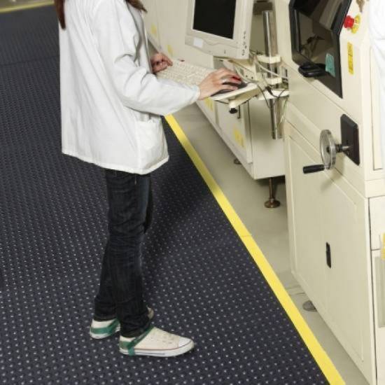 Upotreba mehuraste modularne antistatičke podloge Skywalker HD ESD na industrijskom radnom mestu