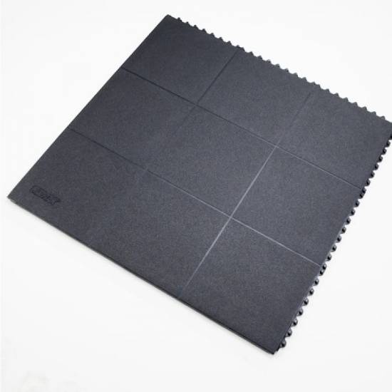 Prvi prikaz iz ugla pojedinačne gumene ploče Cushion Ease Solid ESD dimenzija 91x91 cm sa teksturom sitnog šljunka
