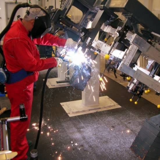 Primena nitrilne antistatičke podloge Cushion Ease Solid ESD na industrijskom radnom mestu u zoni gde se obavlja zavarivanje