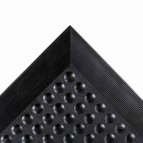 Prikaz fabrički zakošenog i oborenog ugla crne antistatičke podloge Skystep ESD debljine 13 mm