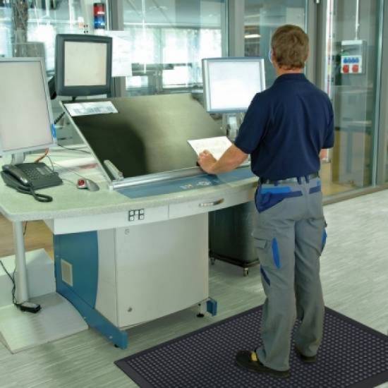 Primena crne antistatičke podloge protiv umora Skystep ESD debljine 13 mm na operativnom radnom mestu u fabrici