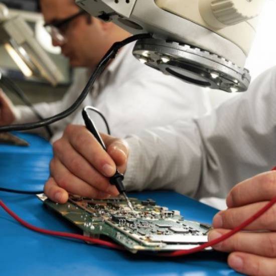 Prvi prikaz primene plave stone ESD podloge Anti-Stat Pop na montažnom stolu u pogonu elektronske industrije