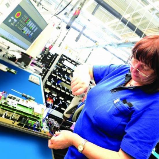 Drugi prikaz upotrebe zaštitne stone antistatičke prostirke Anti-Stat Pop u tehničkom servisu i laboratoriji