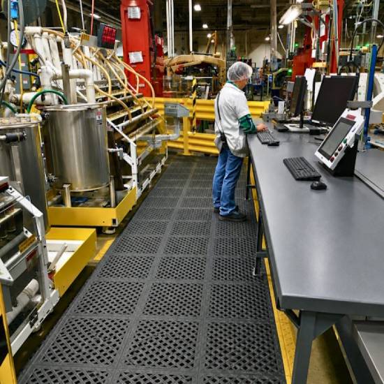 Primena crne drenažne antibakterijske modularne podloge H9 serije na vlažnom radnom mestu u prehrambenoj industriji