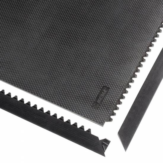 Detalj ugla modularne Slabmat podloge debljine 13mm sa odvojenim crnim bezbednosnim ivicama