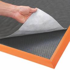 Prikaz robusne industrijske podloge Sorb Stance debljine 21mm sa postavljenim namenskim Heavy Duty upijačem ulja unutar okvira