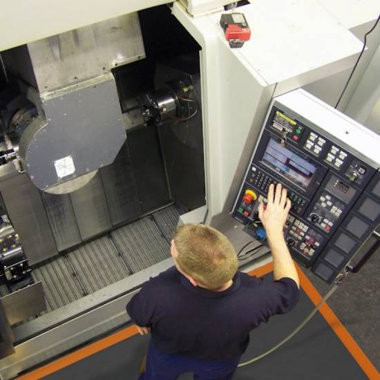 Praktična primena nitrilne podloge Sorb Stance za sakupljanje ulja ispred CNC mašine u teškoj industriji