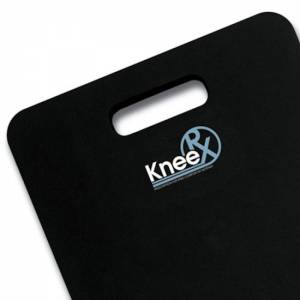 Krupan plan gornjeg ugla prenosive podloge za kolena KneeRx Heavy Duty sa integrisanom ergonomskom ručkom za nošenje
