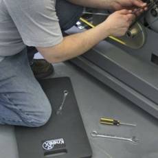Krupan plan gornjeg ugla prenosive podloge za kolena KneeRx Heavy Duty sa integrisanom ergonomskom ručkom za nošenje