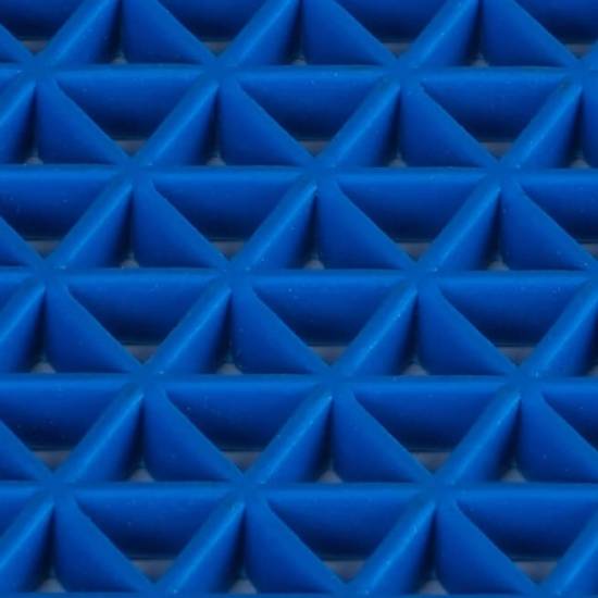 Bliski makro prikaz (zoom) plave gornje površine podloge Lite Economic sa izraženim Z-dizajnom za antikliznost