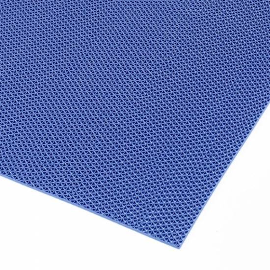 Detalj otvorenog ugla plave vinilne podloge Gripwalker sa vidljivom S-strukturom gazišta