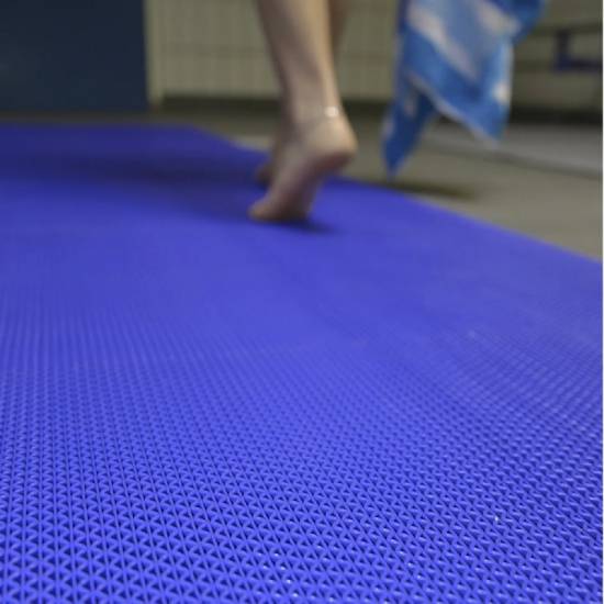 Praktična primena neklizajuće drenažne podloge Gripwalker oko unutrašnjih bazena u modernom spa centru