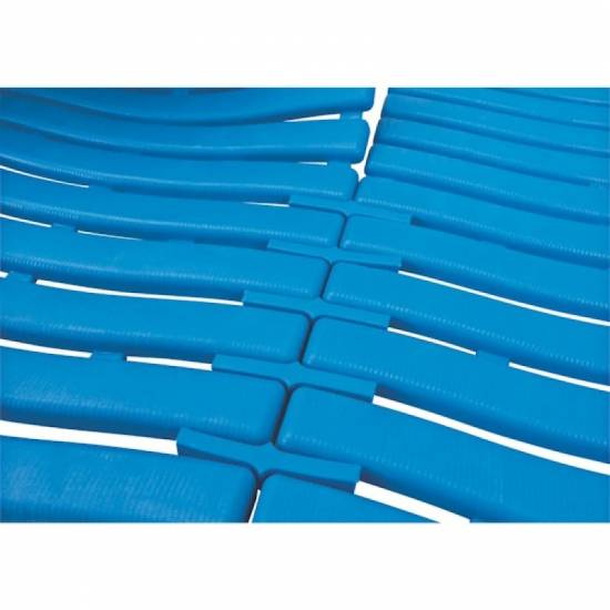 Prikaz postavljanja i spajanja namenskih plastičnih konektora za produžavanje plave podloge Soft Step