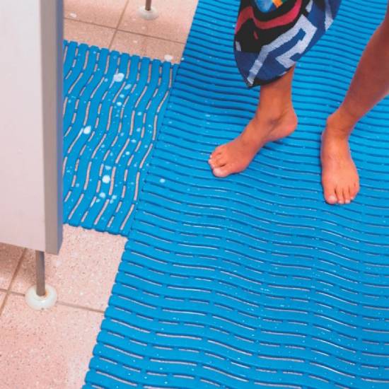Praktična primena plave neklizajuće podloge Soft Step na stazama oko bazena u modernom wellness centru
