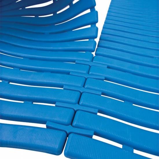 Detaljan krupan plan pravilnog postavljanja i spajanja plastičnog konektora između dve talasaste higijenske podloge