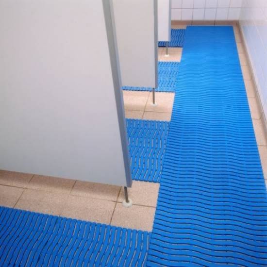 Praktična primena spojenih Soft-Step drenažnih podloga pomoću namenskih konektora u modernom wellness centru