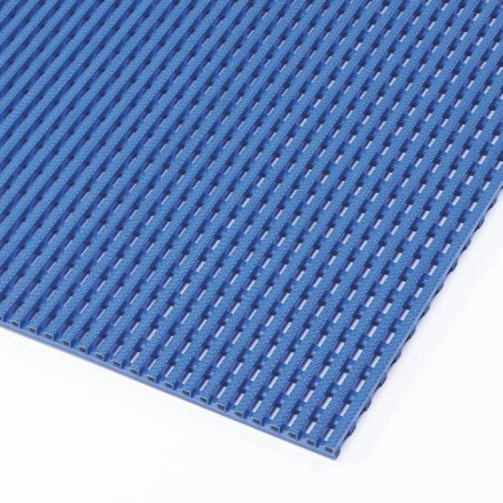 Detalj otvorenog ugla plave teške PVC podloge Akwadek sa vidljivom rešetkastom strukturom gazišta