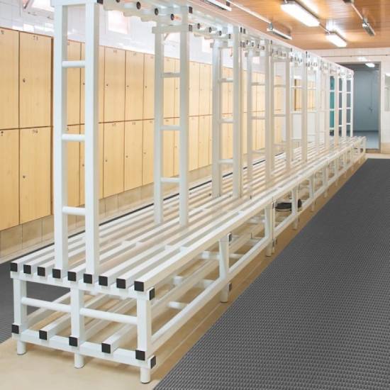 Upotreba sive Heavy-Duty drenažne podne obloge Akwadek na vlažnom podu velike sportske svlačionice