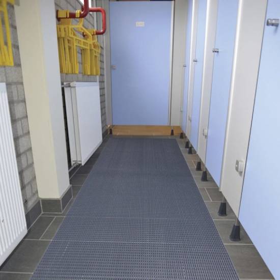 Praktična primena sive rešetkaste antibakterijske podloge Akwadek ispred zajedničkih tuš kabina u rekreacionom centru