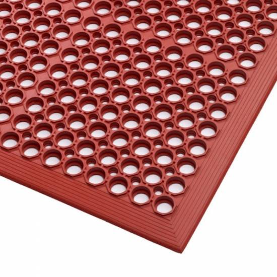 Krupni plan ugla profesionalne kuhinjske podloge Sanitop Red debljine 12.7mm sa integrisanom zakošenom bezbednosnom ivicom.