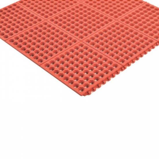 Prikaz crvene nitrilne ploče Cushion Ease Red iz ugla koji naglašava robusnu konstrukciju i sistem za povezivanje modula.