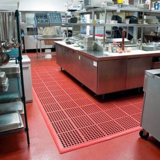 Profesionalni sistem podloga Cushion Ease Red sa montiranim zakošenim crvenim ivicama koje sprečavaju saplitanje kuvara u kuhinji.