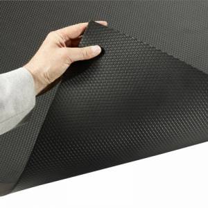 Krupni plan ugla i integrisanih kosih ivica protiv saplitanja na prostirci Posture Mat