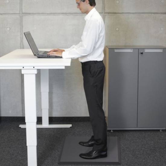 Primena premium ergonomske prostirke Posture Mat u kancelariji sa stojecim stolom