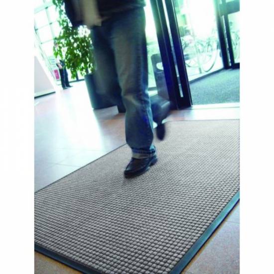 Guzzler otirač sive boje ispred ulaznih vrata Sivi Guzzler otirač ispred ulaza