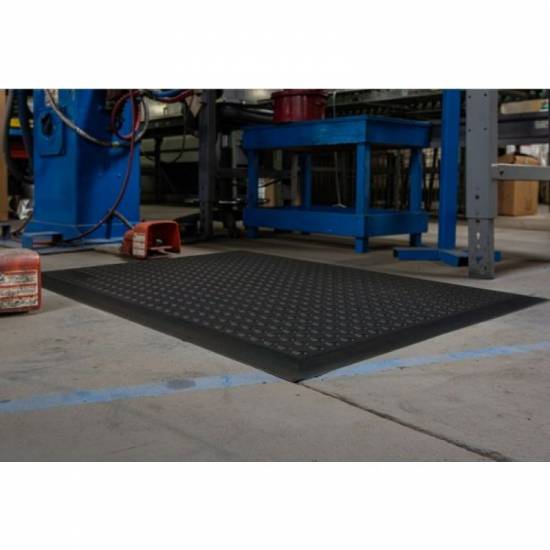 Industrijska podloga Skystep u fabrici