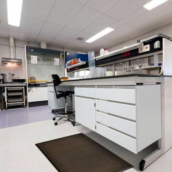 Primena mehuraste ergonomske podloge ispred pulta u sterilnoj laboratoriji