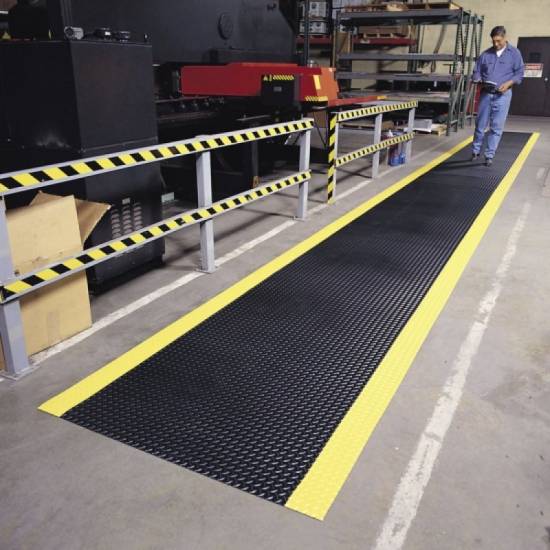 Diamond plate runner pvc podloga crno-žuta u postrojenju