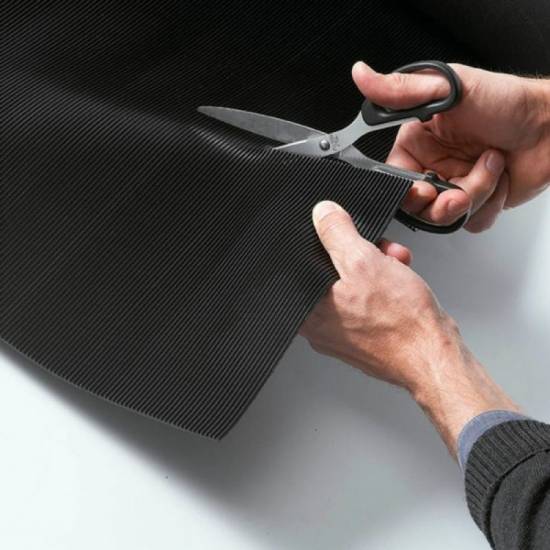 Sečenje crne gumene podloge