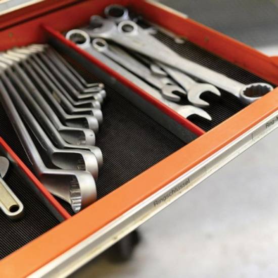 Crna gumena podloga ispod alata