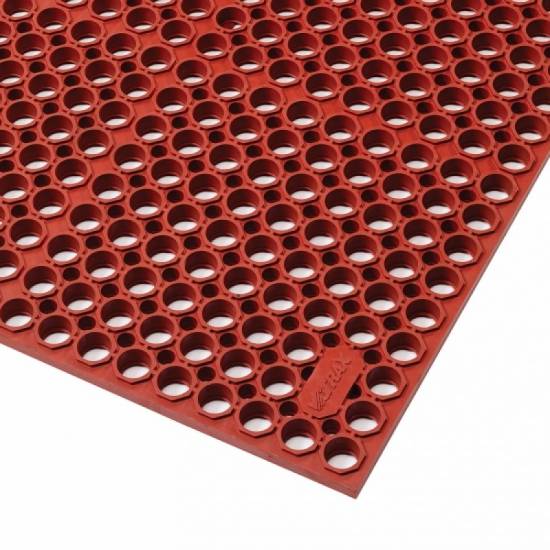 Krupni plan dela i ugla ekstremno debele kuhinjske podloge Sanitop Delux Red debljine 20mm sa velikim drenažnim otvorima.